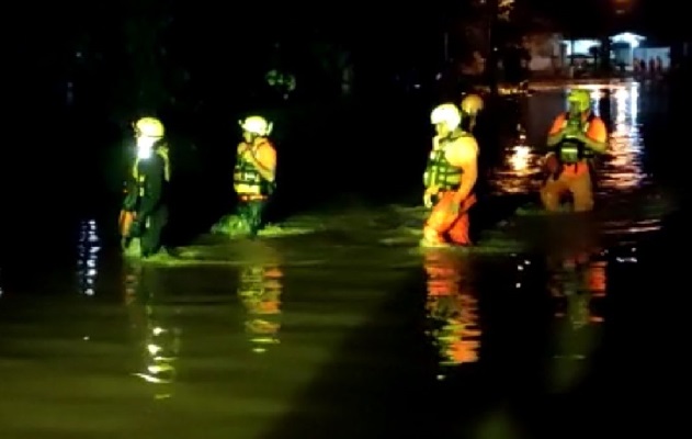 Sinaproc se mantuvo en el área durante toda la noche de este domingo y madrugada de este lunes, dónde recorrían las viviendas y los afectados permanecían sacando agua de sus hogares. Foto. Sinaproc