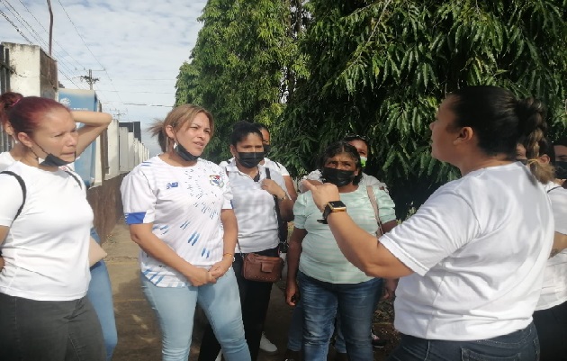 Los familiares indicaron que solo esperan que se cumplan los acuerdos pactados, entre ellos un autobús que los lleven a las visitas, y que regresen en un período no mayor de 5 a 6 meses. Foto. Thays Domínguez