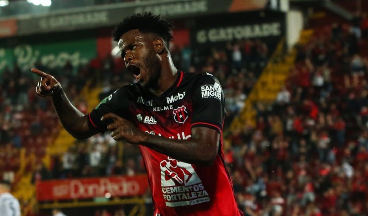 Freddy Góndola anotó en el triunfo de Alajuelense. Foto: Twitter