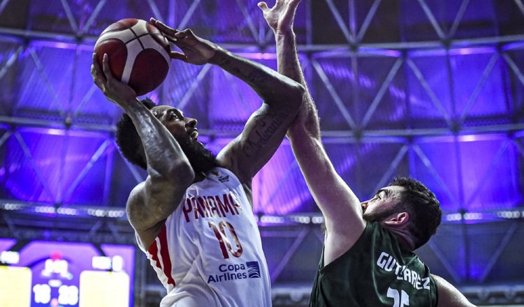 Josimar Ayarza (iq.) fue el mejor por Panamá ante México. Foto: Fepaba