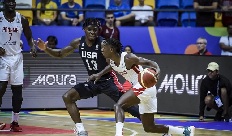 Isaac Machore con el balón en el juego ante Estados Unidos. Foto: Fepaba