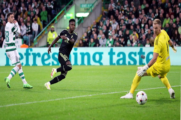 Vinicius Junior del Real Madrid (cent.) anota un gol al portero Joe Hart del Celtic. Foto:EFE