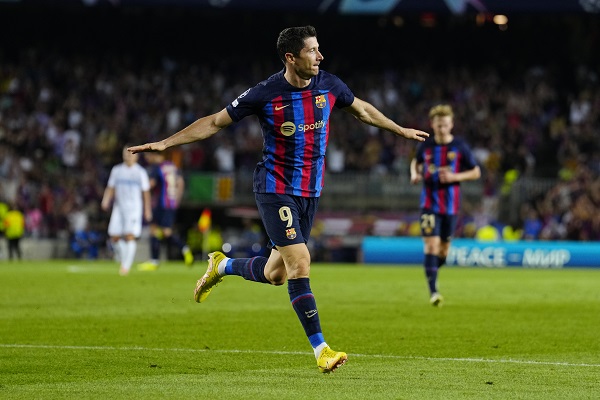 Robert Lewandowski celebra tras marcar el 0-2 ante el Viktoria Pilse. Foto:EFE