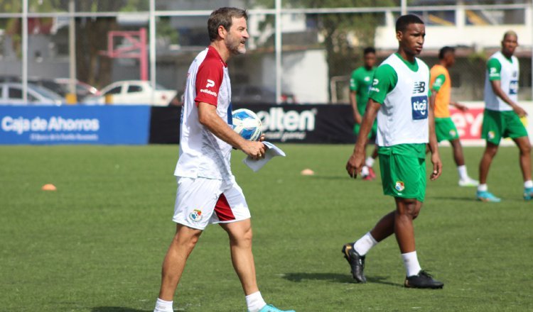 Thomas Christiansen en los microciclos con los jugadores. Foto:Fepafut