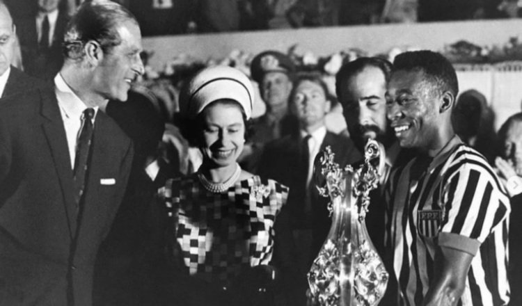 Pelé con la fallecida Reina Isabel II. Foto: @Pele