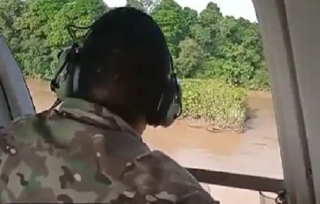 En el operativo de búsqueda participaron miembros del Servicio Nacional Aeronaval (Senan) a bordo del helicóptero AN-110, quienes sobrevolaron la desembocadura del Río Bayano. Foto. Senan