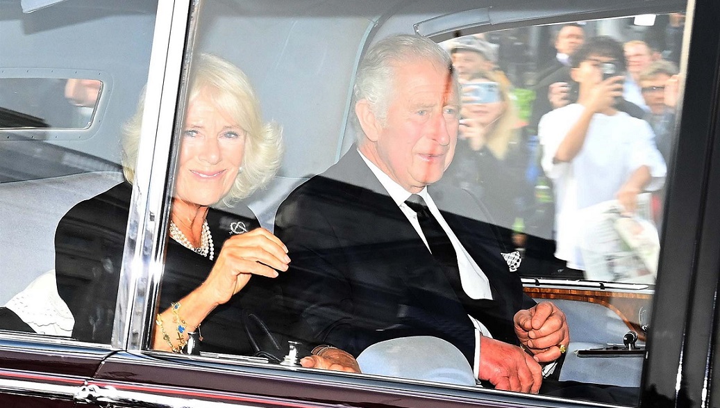 Carlos III y su esposa Camila. Foto: EFE