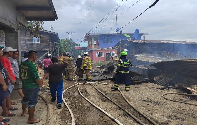 Los primeros informes indican que el incendio se registró en los viejos caserones ubicados en el sector, donde dos de estas viviendas quedaron consumidas en su totalidad y una tercera con daños parciales. Foto. Mayra Madrid