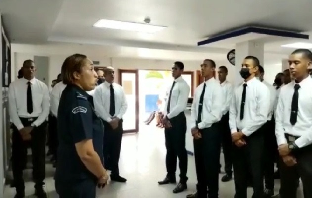 Janela Ibarra, encargada del departamento de reclutamiento y selección, de la zona Policial de Colón, informó que estos jóvenes en los próximos días ingresarán al Instituto Superior Policial (ISPOL), donde serán capacitados por seis meses y convertirse en agentes. Foto. Diomedes Sánchez