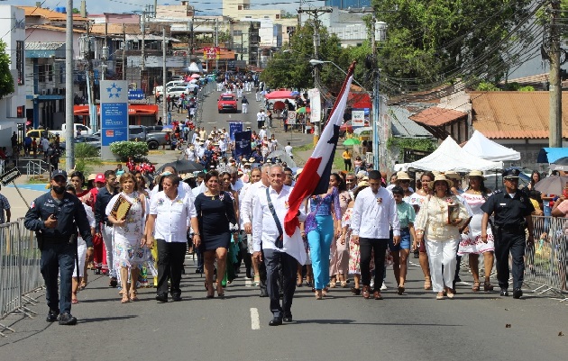 En el distrito de La Chorrera, fue distinguido como abanderado, Marcelino Ramos, quien ha servido por 51 años al Ministerio de Salud en diversas regiones del país. Foto. Eric Montenegro