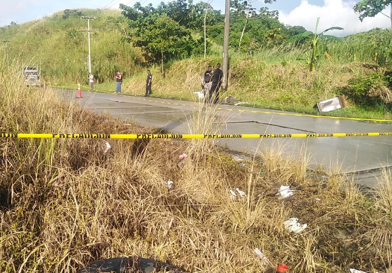 El cuerpo estaba a orillas de la vía hacia la antigua Refinería Panamá. Foto: Diomedes Sánchez 