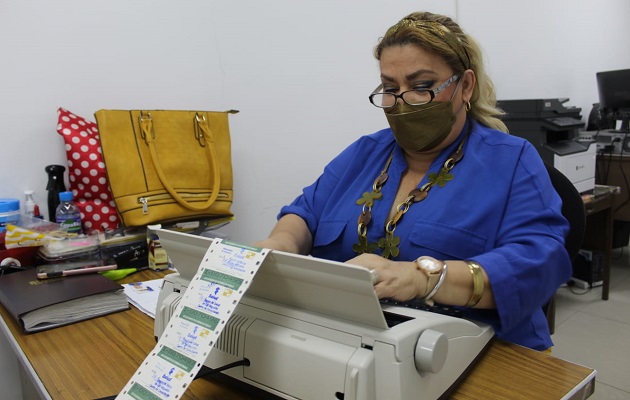El carnet verde tiene un costo de $12.00. Foto: Minsa