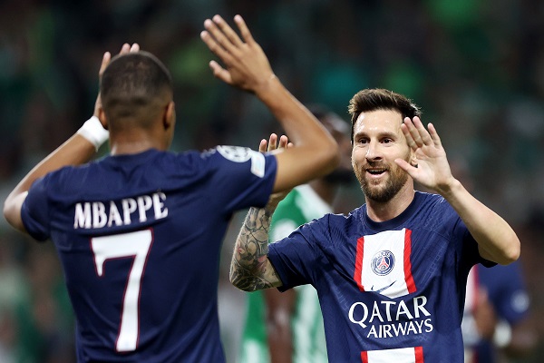 Lionel Messi der) celebra con Kylian Mbappe. Foto:EFE