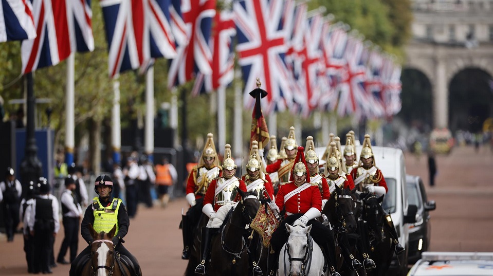 Miembros de la Caballería recorren el Mall de Londres antes de la procesión para llevar el cuerpo de la difunta Reina Isabel II. Foto: EFE