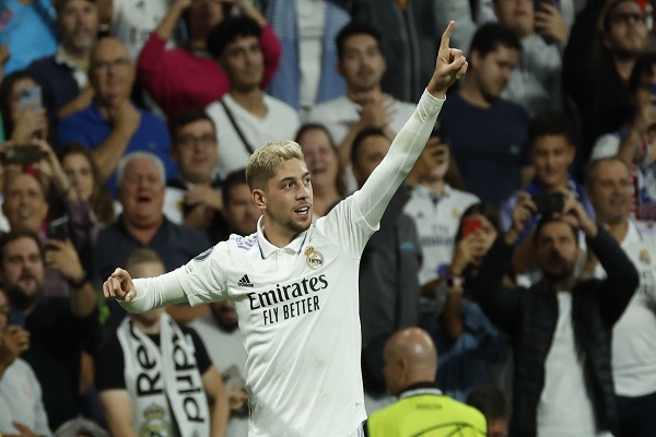 El delantero del Real Madrid Federico Valverde celebra su gol ante RB Leipzig de Alemania en la Champions. Foto: EFE