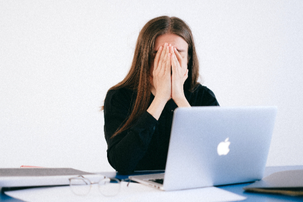 Una persona con problemas de ansiedad debe acudir a atención psicológica. Foto: Pexels