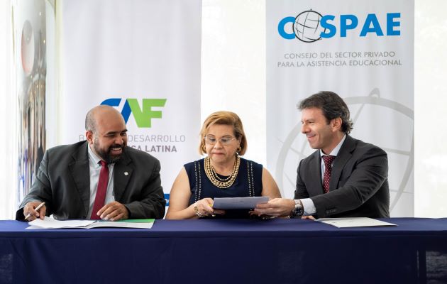 Representantes del CAF y CoSPAE firmaron el acuerdo de cooperación. Cortesía: CAF