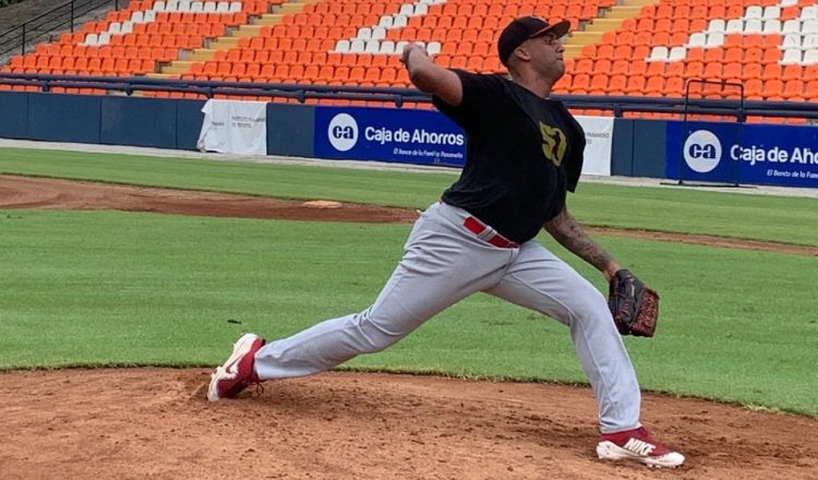 Randall Delgado en unos entrenamientos en el estadio 'Flaco Bala' Hernández. Foto: Archivo.