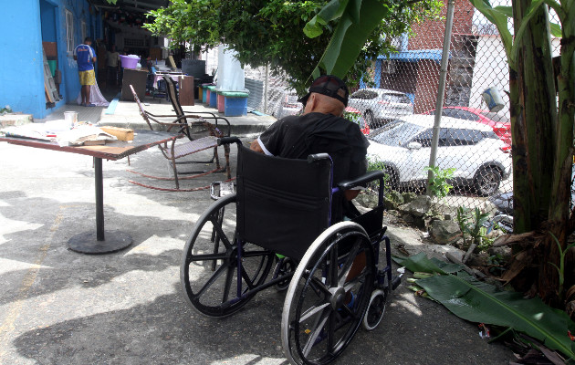 Son 37 adultos mayores que desde hace dos años se encuentran en el albergue San Juan Pablo II en Santa Ana. Foto: Víctor Arosemena