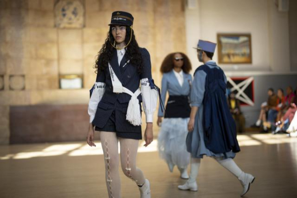 Modelos presentan creaciones del diseñador turco Bora Aksu durante un desfile en la Semana de la Moda de Londres este 16 de septiembre. Foto: EFE/  EPA / Tolga Akmen