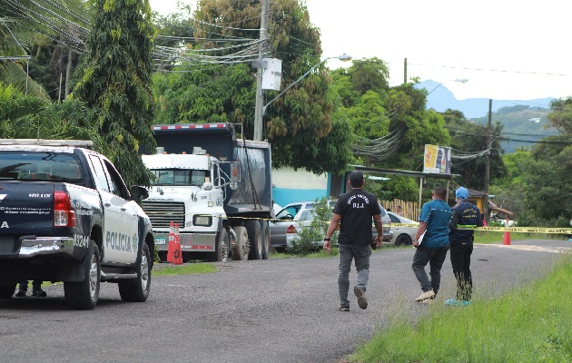 El cuerpo de la víctima quedó tendido a un costado de la casa y entre ramas secas de un árbol de mango. Foto. Eric Montenegro