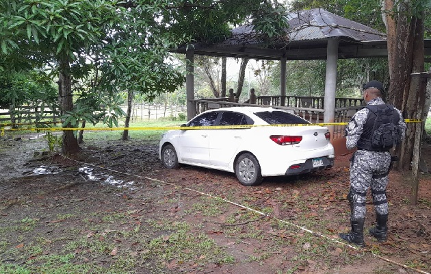 En el sector de Majara, corregimiento de Lídice, unidades policiales ubicaron el auto presuntamente implicado en un homicidio en La Chorrera. Foto. Eric Montenegro