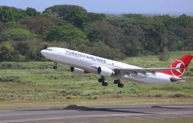 Raffoul Arab, gerente general del Aeropuerto Internacional de Tocumen, celebró el incremento de los vuelos por parte de Turkish Airlines. Foto: Cortesía Tocumen S.A.