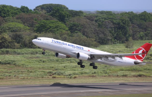 Raffoul Arab, gerente general del Aeropuerto Internacional de Tocumen, celebró el incremento de los vuelos por parte de Turkish Airlines. Foto: Cortesía Tocumen S.A. 