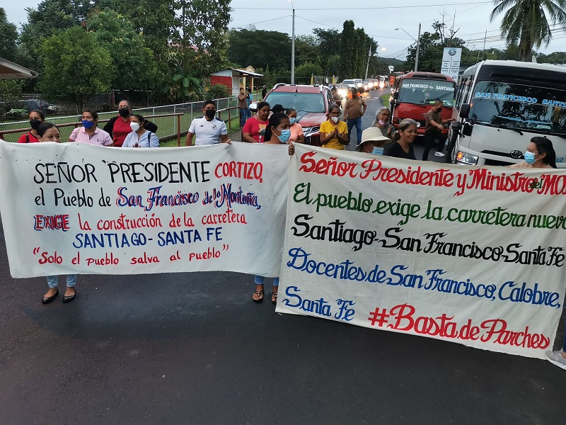 Con pancartas y consignas reclamaron la construcción de la carretera. Foto: Melquiades Vásquez