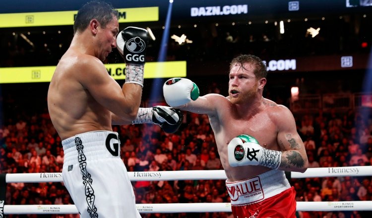 Saúl 'Canelo' Álvarez conecta al kazajo Guenadiy Golovkin. Foto: EFE