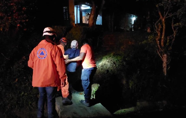 Tres adultos mayores fueron sacados de su vivienda ya que la misma presentaba un riesgo y fueron llevados con familiares. Foto. Cortesía Sinaproc