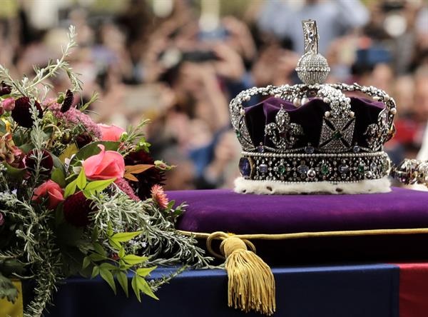 A su llegada, como estaba previsto, los restos de Isabel II recorrieron en procesión los cerca de 5 kilómetros del denominado Long Walk.