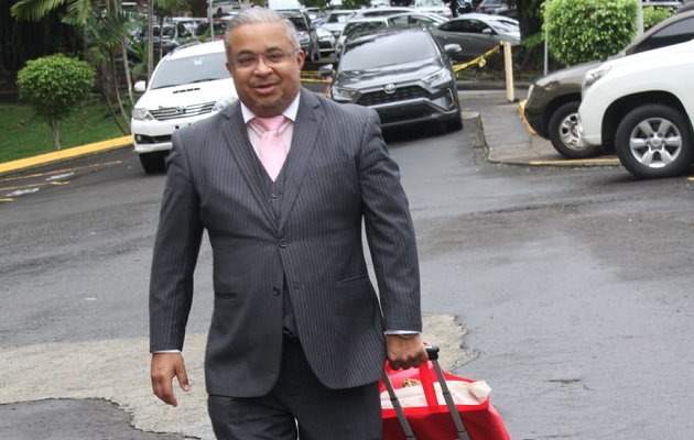 Roniel Ortiz a su llegada a la Corte Suprema de Justicia. Foto: Víctor Arosemena