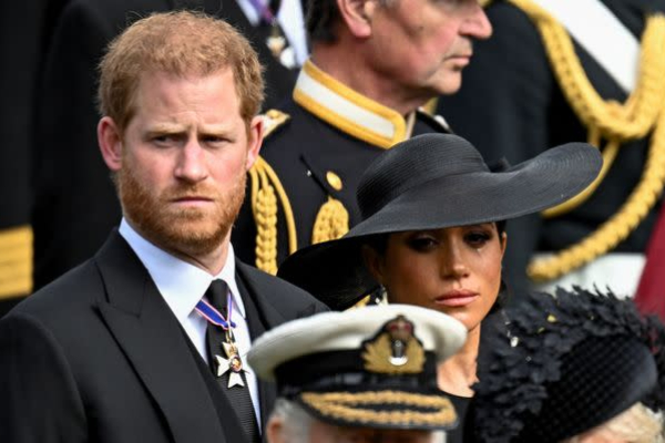 Príncipe Harry y Meghan Markle mientras sacaban el féretro de la reina Isabel II. Foto: Toby Melville / Reuters