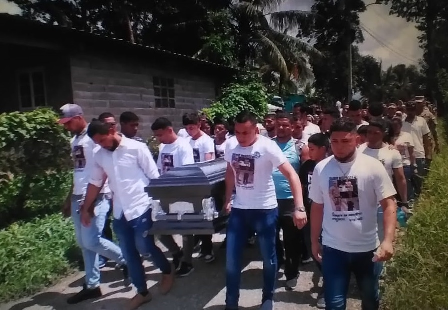 Las personas iban vestidas con suéteres color blanco y usando la imagen del joven Mendoza. Foto: Diomedes Sánchez