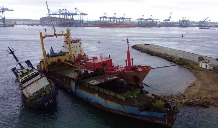 Ambientalistas han cuestionado la forma y el lugar donde se esta haciendo el desmantelamiento de estos barcos. Víctor Arosemena