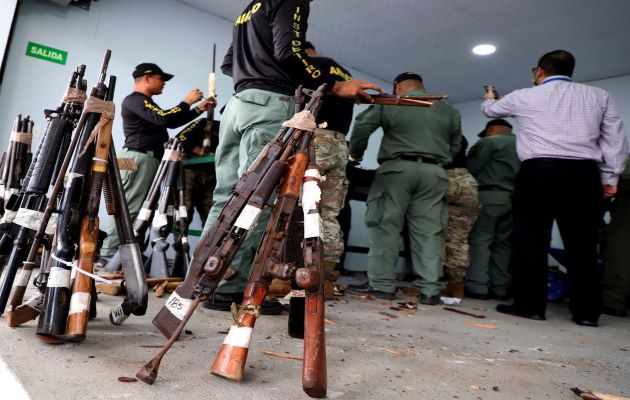 En las últimas horas un total de 389 armas de fuego de diversos calibres, fueron destruidas en la sede la Policía Nacional, en Ancón. Cortesía MEF