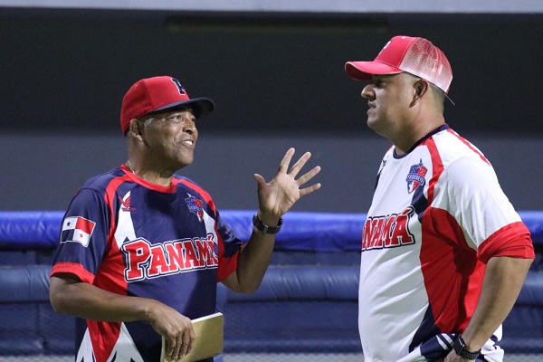 Luis Ortiz coach de Panamá, junto al entrenador de lanzadores Julio Rangel. Foto: Fedebeis
