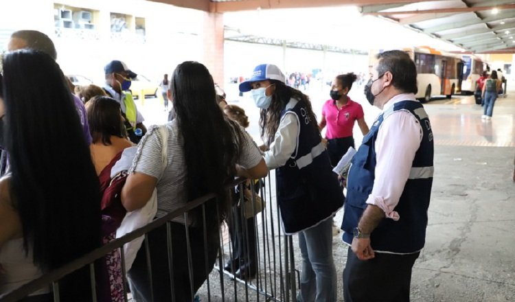 Las entrevistas a los usuarios de metrobuses fue realizada por la Defensoría del Pueblo en las primeras semanas de ejecutada la medida. Foto: Cortesía Defensoría del Pueblo