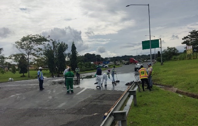 Este accidente ocurrió en la entrada hacia la autopista Panamá-Colón. Foto. Diomedes Sánchez