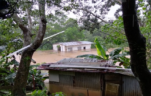 En el sector de La Favela, en el corregimiento de Burunga, también se reportó al Sistema Nacional de Protección Civil (Sinaproc) la afectación de una vivienda por introducción de agua. Foto. Eric Montenegro