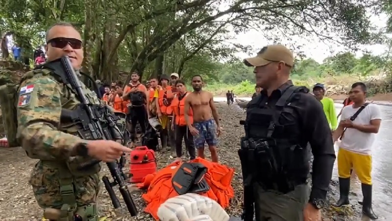 El ministro de Seguridad estuvo en la frontera con Colombia este sábado, observando el flujo migratorio. Foto: Tomado del Ministerio de Seguridad