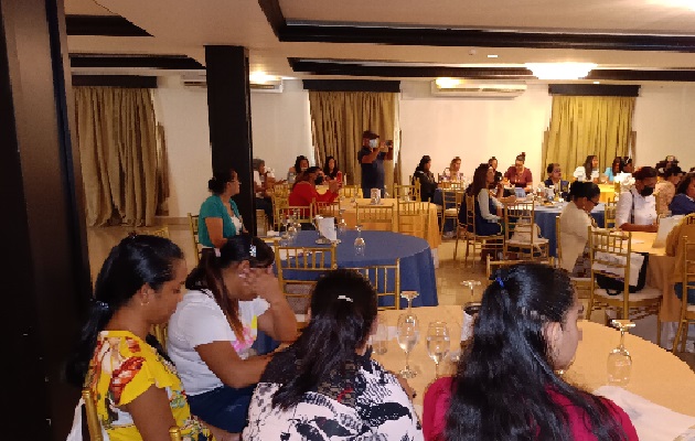 La capacitación a las mujeres de Realizando Metas es parte de la preparación que se debe tener para defender el voto en las próximas elecciones populares que se llevarán a cabo en mayo del 2024. Foto. Melquíades Vásquez