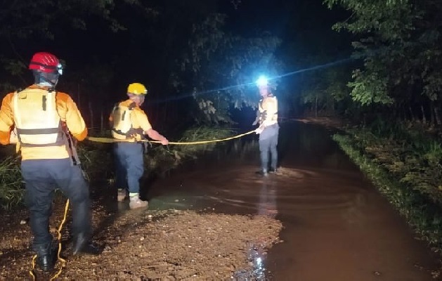 Recastistas del Sistema Nacional de Protección Civil (Sinaproc) en la provincia trabajaron para trasladar a unas 20 personas que, tras el aguacero, quedaron varadas en Parita. Foto. Thays Domínguez