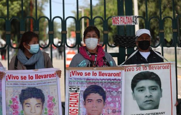 Familiares y compañeros de los 43 estudiantes desaparecidos de la Escuela Normal 