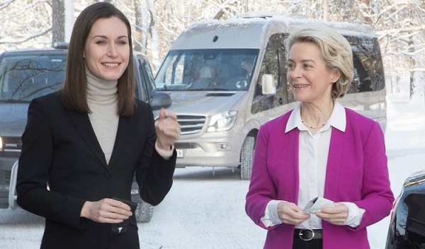 La presidenta de la Comisión Europea Von der Leyen y la primera ministra finlandesa Sanna Marin. Foto: EFE