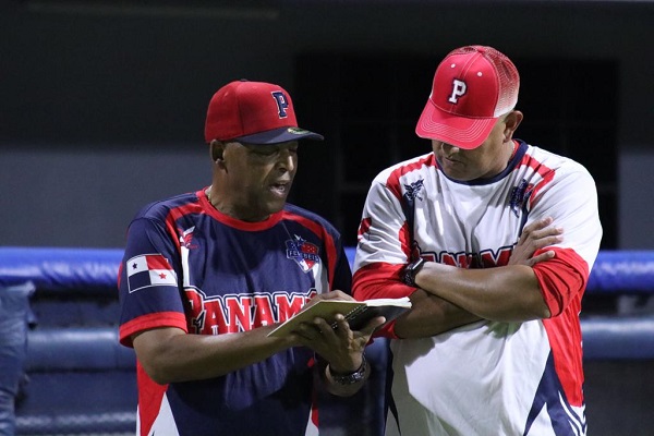 Luis Ortiz (izq.) y Julio Rangel durante los entrenamientos de la selección de béisbol. Foto: Fedebeis