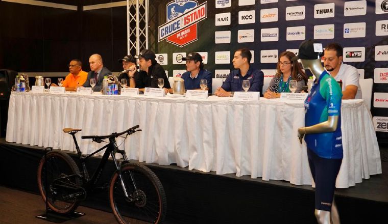 Organizadores brindan detalles de la quinta edición de Cruce del Istmo. Foto: Cortesía