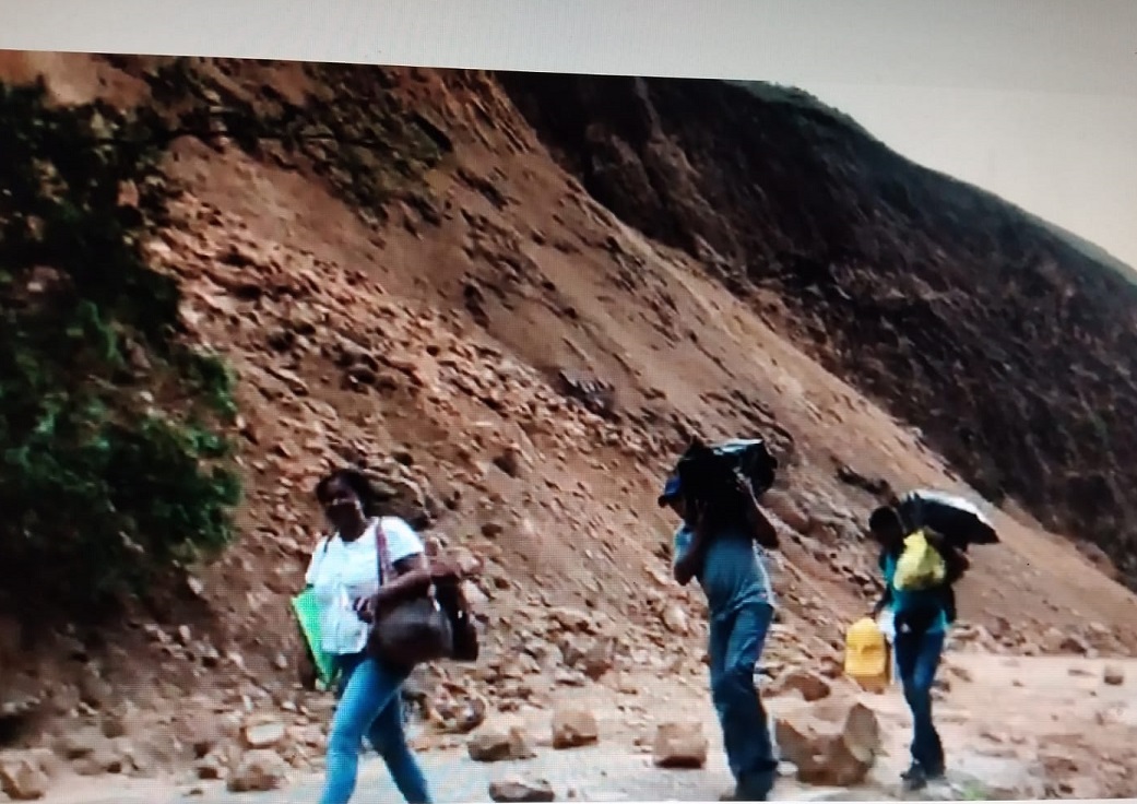 En la carretera hay varios puntos donde el paso de los vehículos se torna difícil. Foto: Melquiades Vásquez