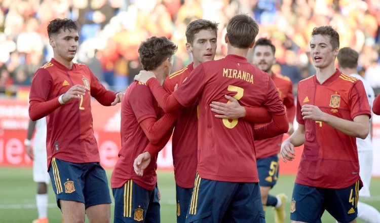 Jugadores de España festejan. Foto:EFE